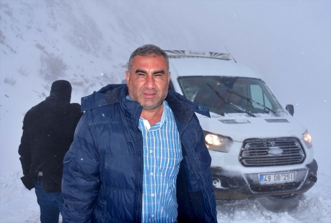 Muş'ta kar ve tipi nedeniyle mahsur kalan 10 kişi kurtarıldı