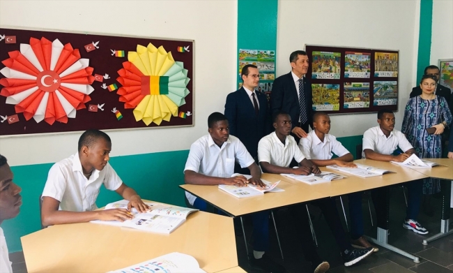 Milli Eğitim Bakanı Selçuk'tan Gine'deki Türkiye Maarif Vakfı okuluna ziyaret