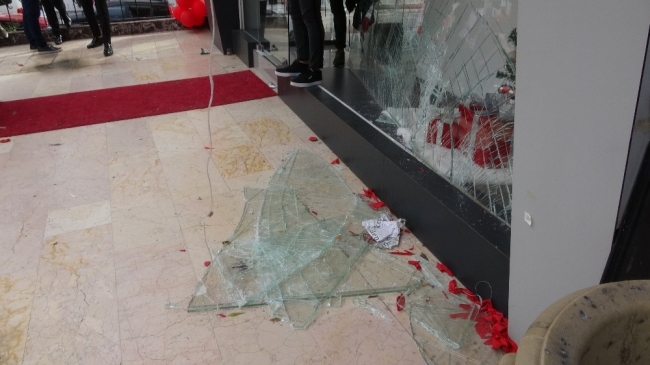 "Efsane Cuma" izdihamında mağazanın camları kırıldı: 3 yaralı