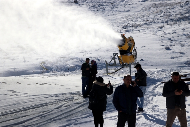 Erciyes Dağı'nda 45 bin metreküp yapay kar üretildi