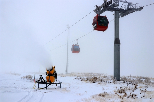 Erciyes Dağı'nda 45 bin metreküp yapay kar üretildi