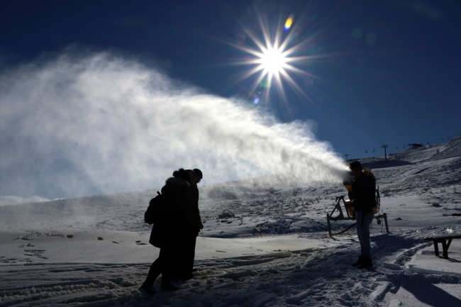 Erciyes Dağı'nda 45 bin metreküp yapay kar üretildi