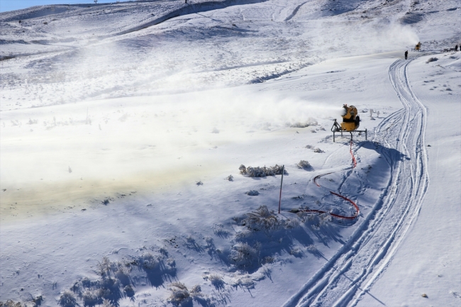 Erciyes Dağı'nda 45 bin metreküp yapay kar üretildi