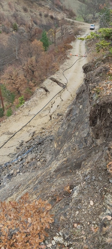 Gümüşhane'de tünel çalışmaları sırasında mahalle yolunda göçük oluştu
