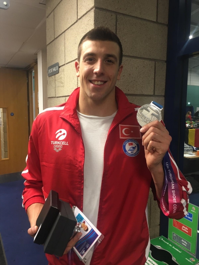 Milli yüzücü Emre Sakçı'dan kurbağalamada tarihi başarı