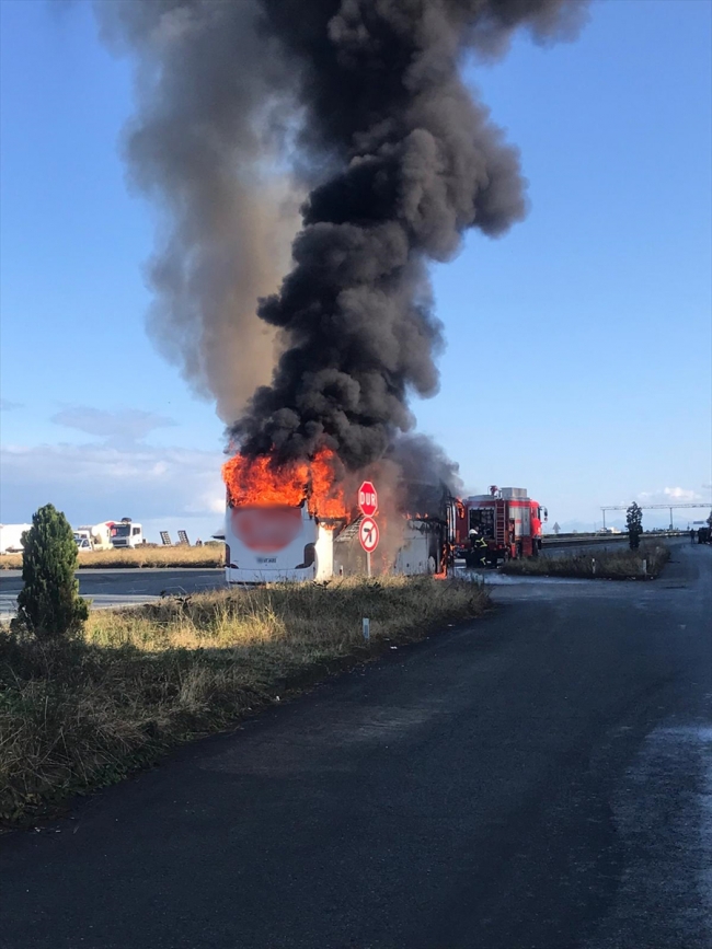 Rize'de seyir halindeki yolcu otobüsü yandı