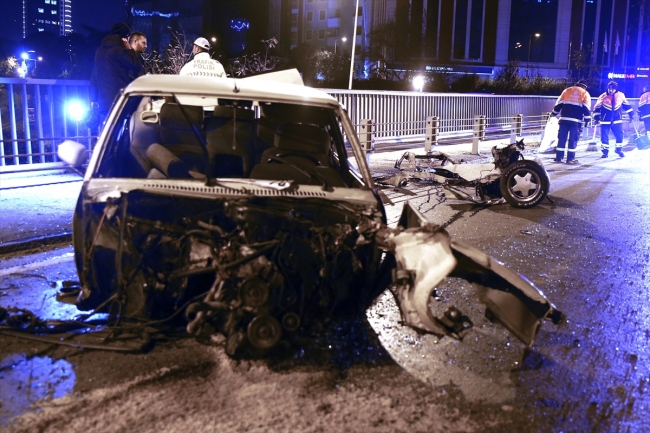 İstanbul'da otomobil bariyerlere çarptı: 1'i ağır 2 yaralı