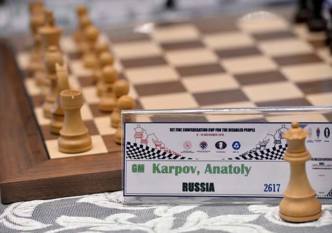 Karpov, Mersin'de 10 çocukla aynı anda satranç oynadı