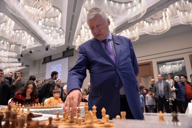 Karpov, Mersin'de 10 çocukla aynı anda satranç oynadı