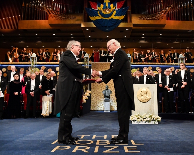 2019 Nobel Kimya Ödülü'nü kazanan M. Stanley Whittingham, ödülünü aldı. Fotoğraf: AA