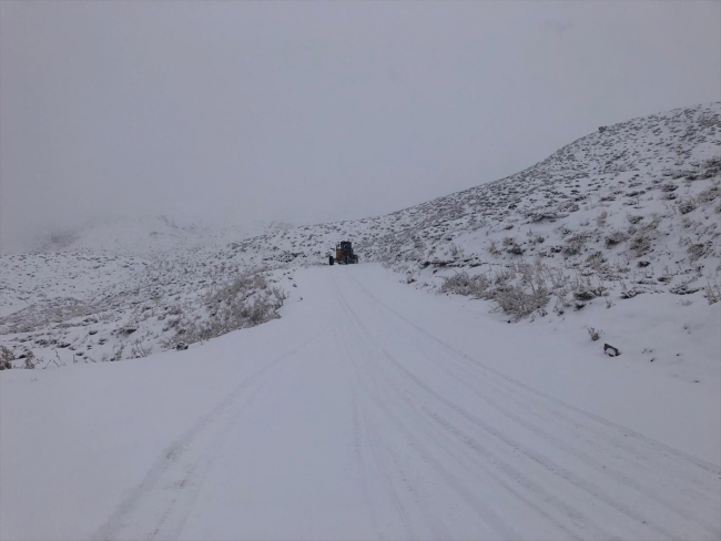 Siirt'te kar yağışıyla kapanan köy yolları ulaşıma açılmaya çalışılıyor