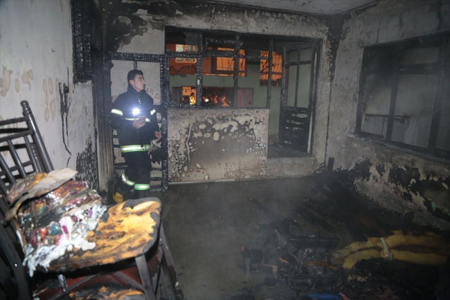 Kahramanmaraş'ta yangın çıkan evde mahsur kalan 7 kişi kurtarıldı