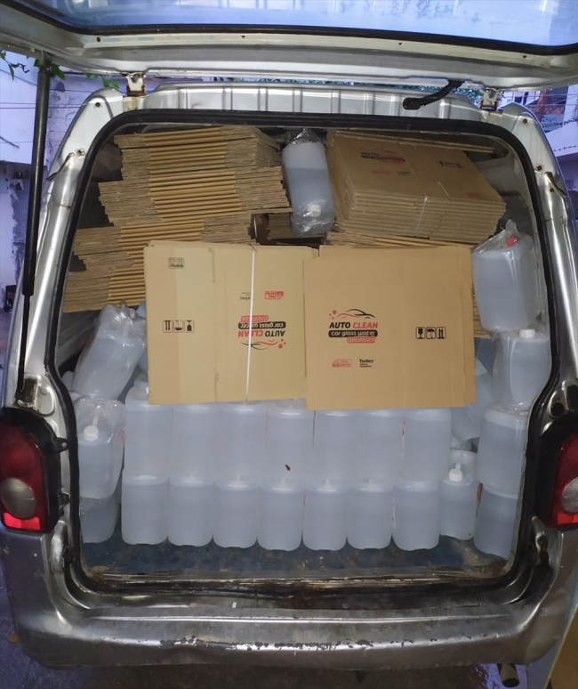 "Antifrizli cam suyu" yazılı kolilerde 1 ton etil alkol ele geçirildi