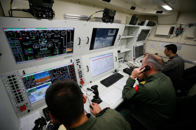 Dalaman Deniz Hava Üs Komutanlığı'nda konuşlu İHA, yer istasyonundaki ekip tarafından kontrol edildi. (Kaynak: AA)