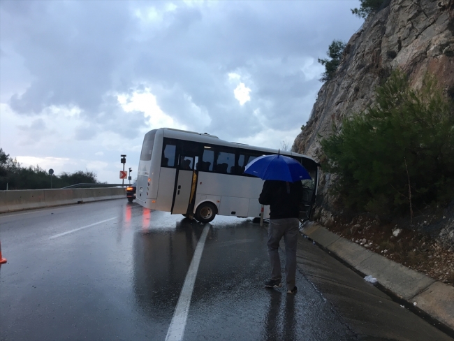 Antalya'da servis otobüsü kaza yaptı: 17 yaralı