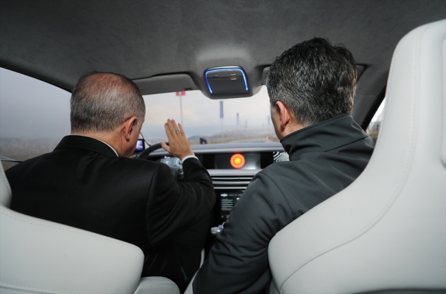 Cumhurbaşkanı Erdoğan yerli otomobilin direksiyonunda