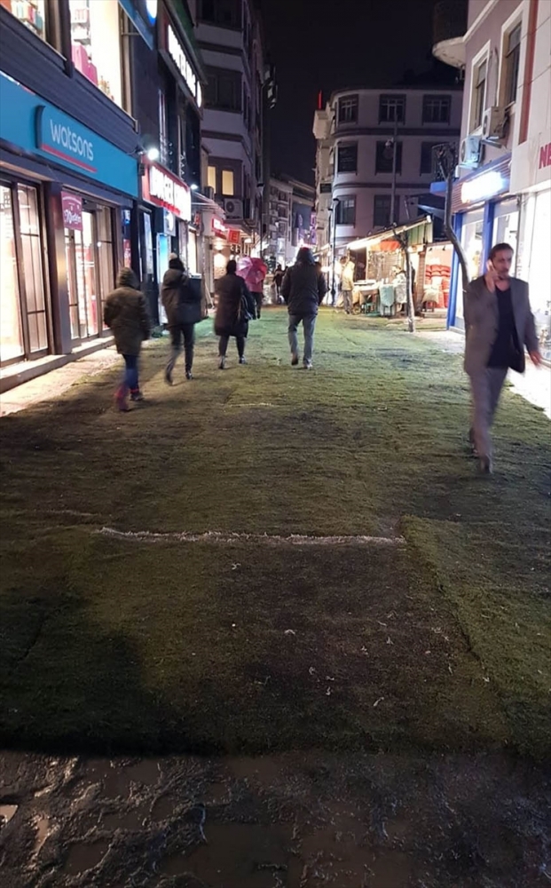 Ordu'da caddeye eski spor sahalarındaki halılar serildi