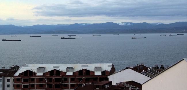 Fırtınadan kaçan gemiler Sinop doğal limanına sığındı