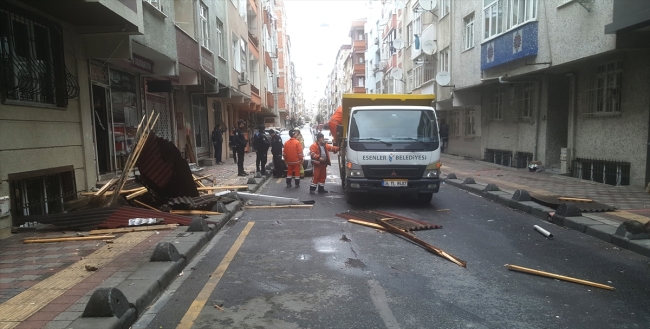 İstanbul'da fırtına: Çatı araçların üzerine düştü