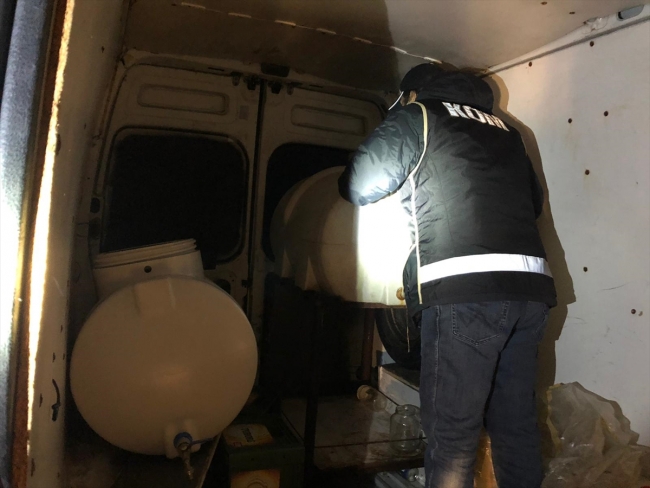 İzmir'de 1251 litre sahte içki ele geçirildi: 7 gözaltı