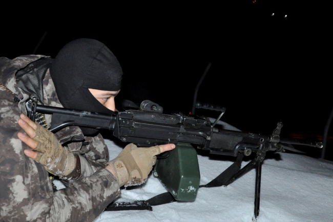 Yeni yılı 1350 rakımlı üs bölgesinde elleri tetikte karşıladılar