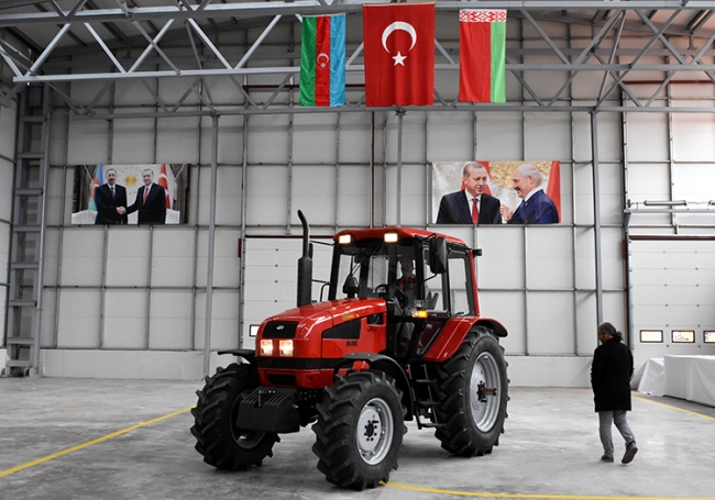 Traktör fabrikasında ilk traktörler banttan indi