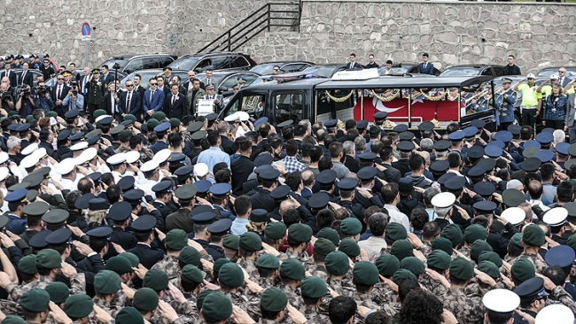 Şehit polisi son yolculuğuna meslektaşları uğurladı