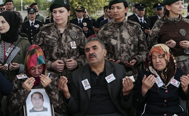 Şehit polisi son yolculuğuna meslektaşları uğurladı