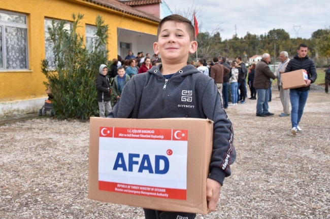 AFAD Arnavutluk'taki depremzedelere yardım malzemesi dağıttı