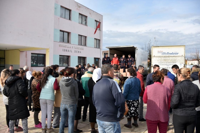 AFAD Arnavutluk'taki depremzedelere yardım malzemesi dağıttı