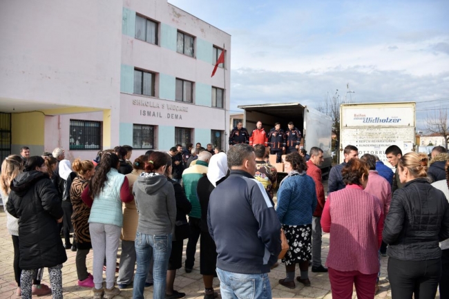 AFAD Arnavutluk'taki depremzedelere yardım malzemesi dağıttı