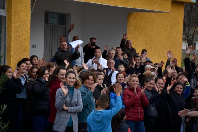 AFAD Arnavutluk'taki depremzedelere yardım malzemesi dağıttı