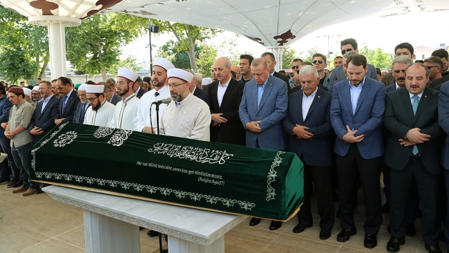 Gazeteci Eygi kitaplarını Cumhurbaşkanlığı Külliyesi'ne bağışladı