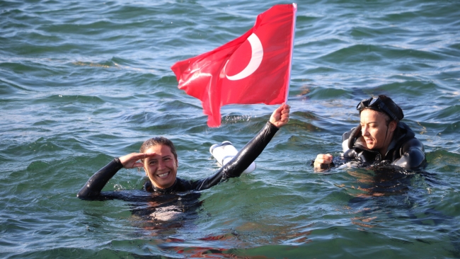 Kadın şehitler anısına suyun altındaki kağnıyı çekti