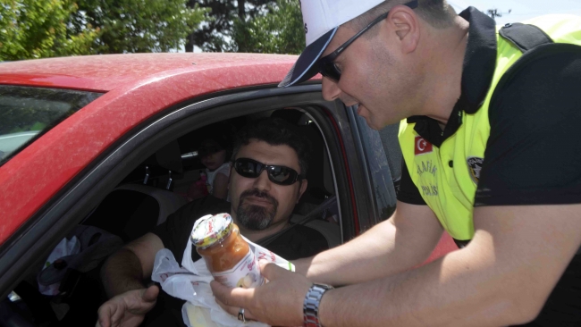 Polisten sürücülere kuşburnu ikramı