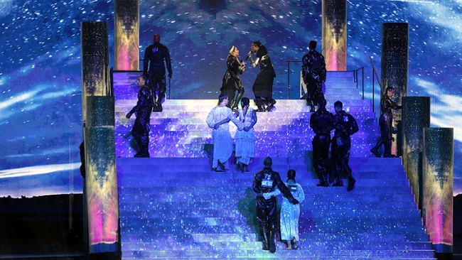 Madonna İsrail'deki Eurovision finaline Filistin bayrağıyla damga vurdu