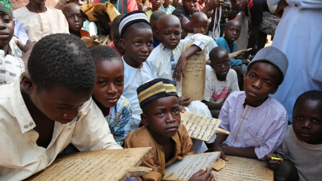 Nijerya'nın Almajirileri hayatla mücadele ederek hafızlık yapıyor