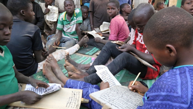 Nijerya'nın Almajirileri hayatla mücadele ederek hafızlık yapıyor