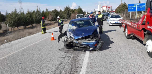 Denizli'de kaza yapan otomobil ikiye bölündü: 4 yaralı