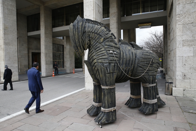 Meclise getirilen "Truva Atı" heykeline yoğun ilgi