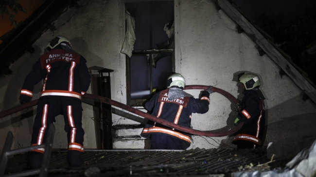 Beslediği kediler yaşlı adamı yangından son anda kurtardı