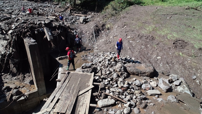 281 kişilik ekip Araklı'daki selde kaybolan 6 kişiyi arıyor