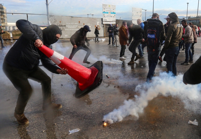 Güvenlik güçleri güven oylaması öncesi düzenlenen protesto eylemlerine müdahale etti Fotoğraf: Reuters