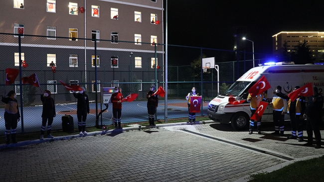 Türkiye tek yürek İstiklal Marşı'nı söyledi