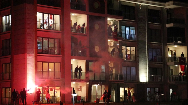 Türkiye tek yürek İstiklal Marşı'nı söyledi