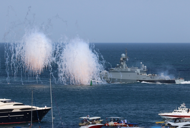 Kırım'ın Sivastopol Limanı'nda füze ateşleyen bir Rus gemisi, 2020. Fotoğraf: Reuters