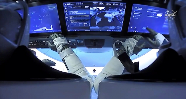 İki astronotu taşıyan SpaceX kapsülü Dünya'ya döndü