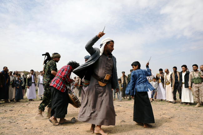 Başkent Sana'da yöresel Baraa dansı yapab Husiler. Fotoğraf: Reuters