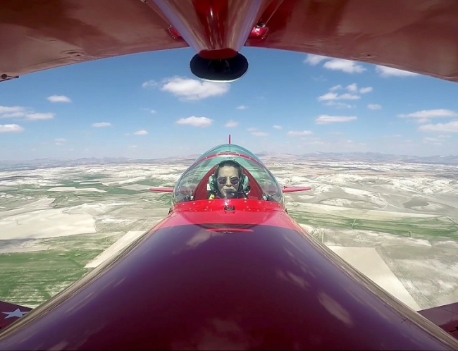 Kadın akrobasi pilotu çocuklar için havalandı