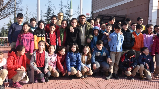 Okul yolunun 70 yaşındaki gönüllü temizlikçisi